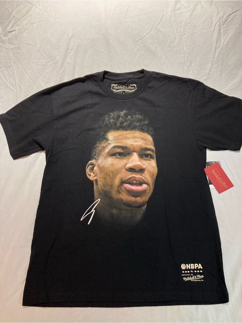 Giannis Anteokounmpo Big Face Mitchell & Ness T-shirt, size large